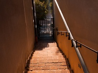 Penzion ADAM - stačí seběhnout pás schodů a jste v ulici plné skleů s sklípků...